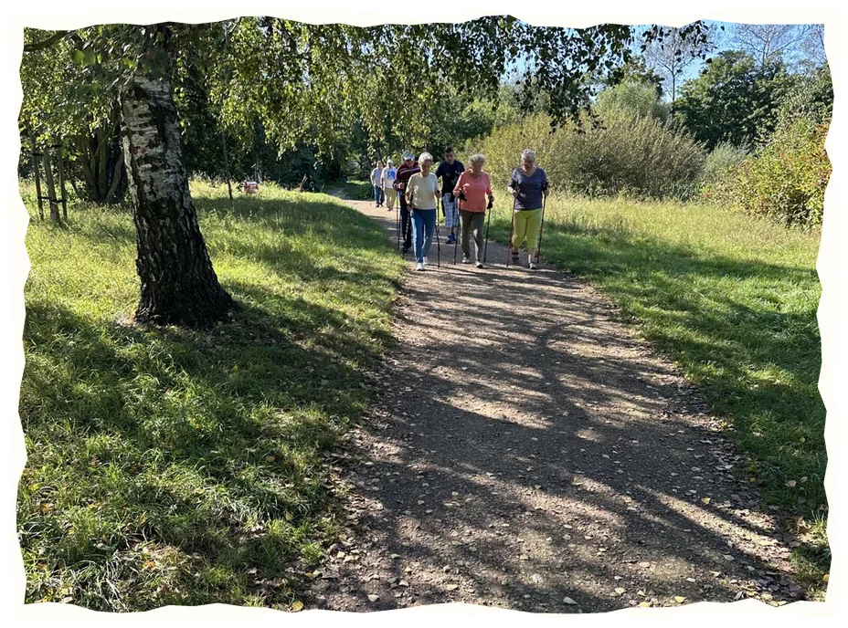 Grupa idzie ścieżką przez park